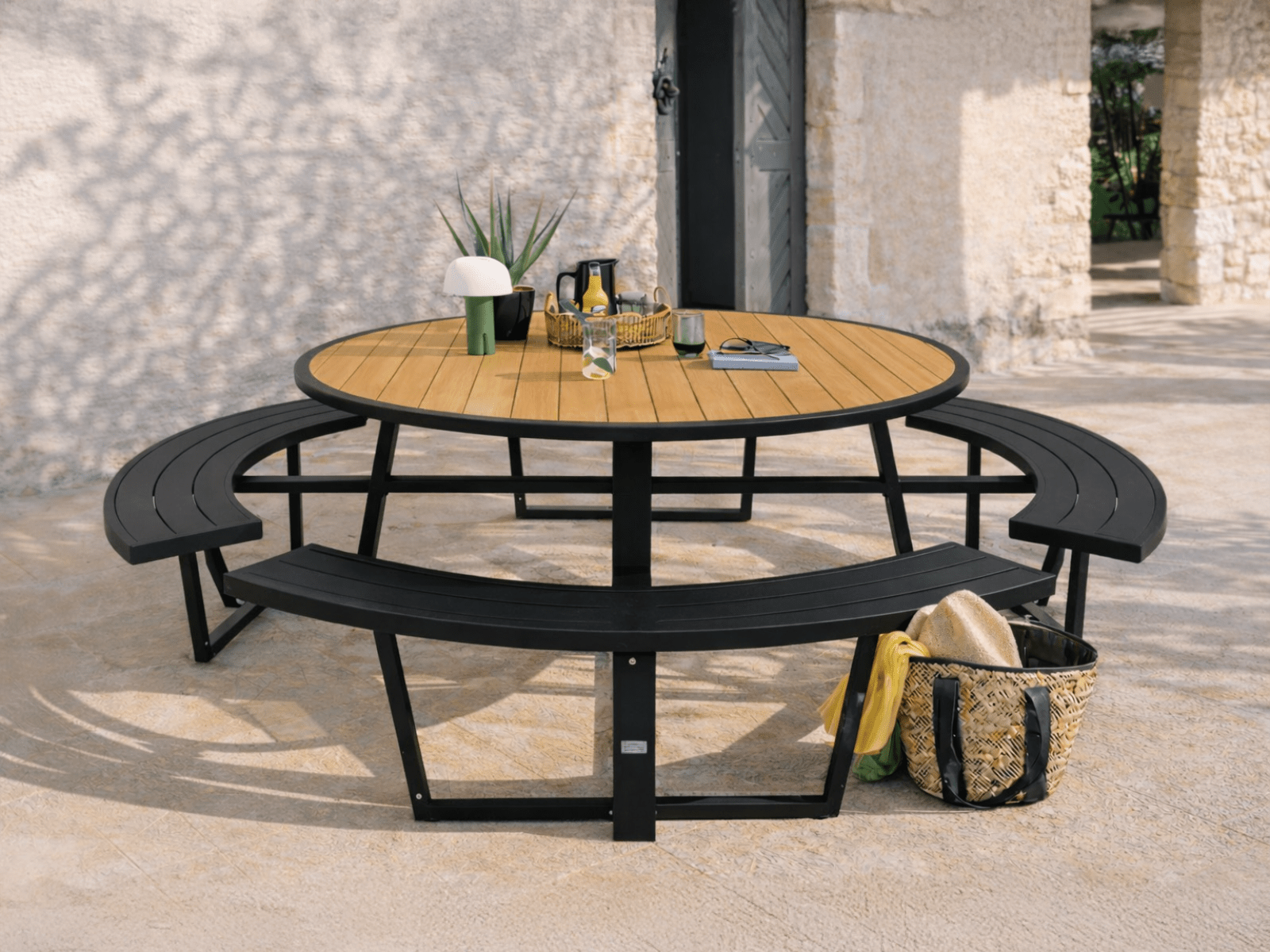 Ronde picknicktafel PERUGIA 8 plaatsen aluminium zwart/wood effect